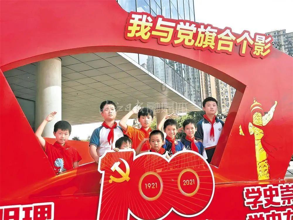 情侣两个人出去玩怎么拍合照